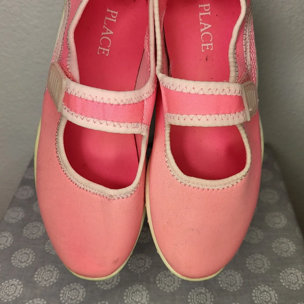Pair of Water Shoes size Big Girl 2/3